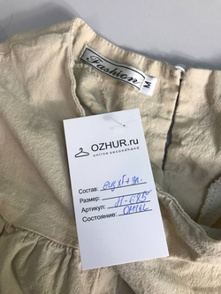 Платье бежевого оттенка и свободного кроя, словно кукольное 46 размер