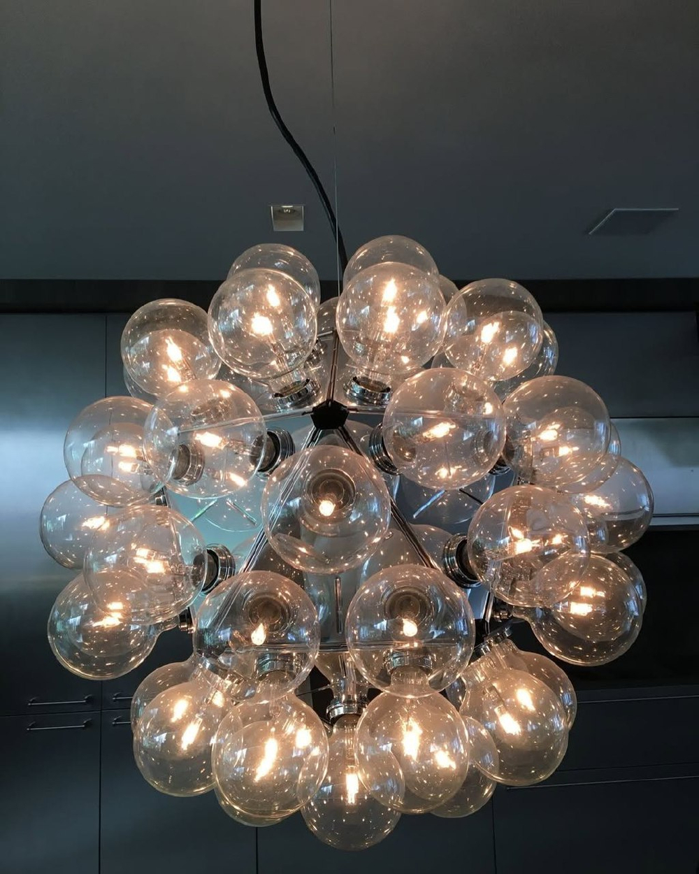 Эффектная дизайнерская люстра с прозрачными стеклянными плафонами в форме шаров ✨