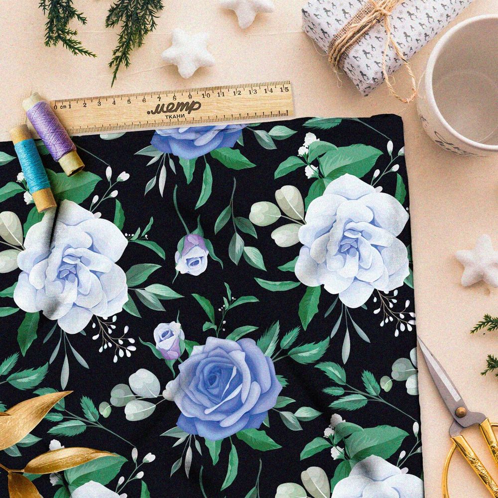 Ткань ниагара крупные голубые розы на чёрном фоне