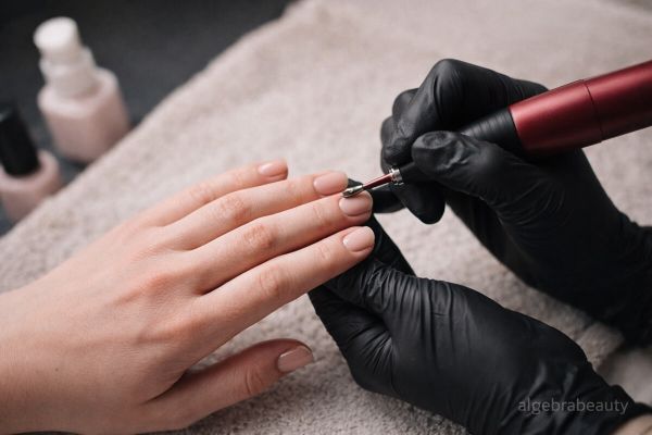 Комбинированный маникюр: техника чистого контура и аккуратного покрытия