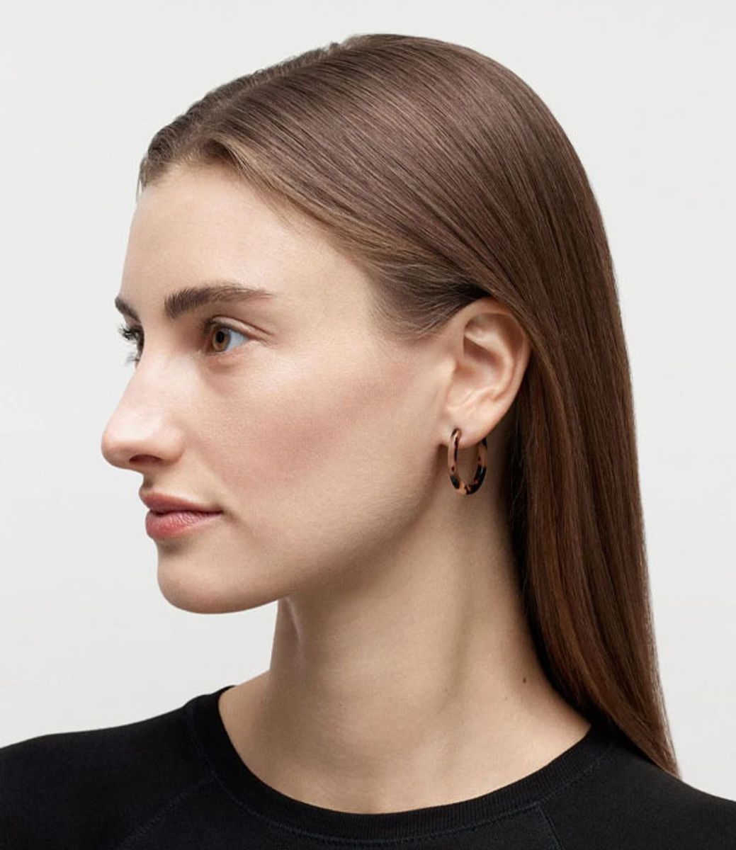 Machete Mini Hoops in Blonde Tortoise — серьги из ацетата