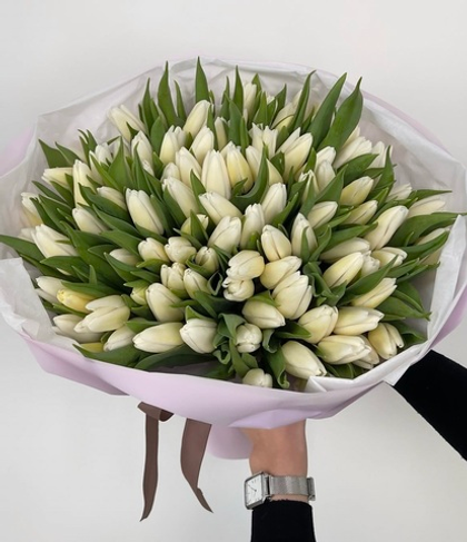 75 идельно белых тюльпанов в стильной упаковке
