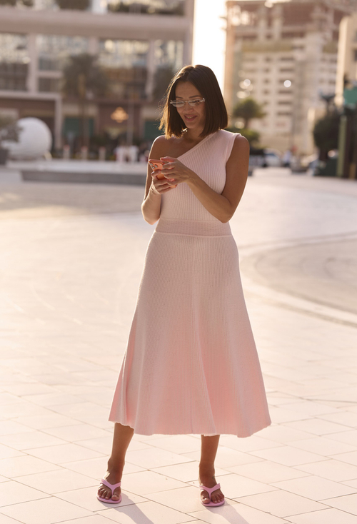платье миди в нежно розовом цвете