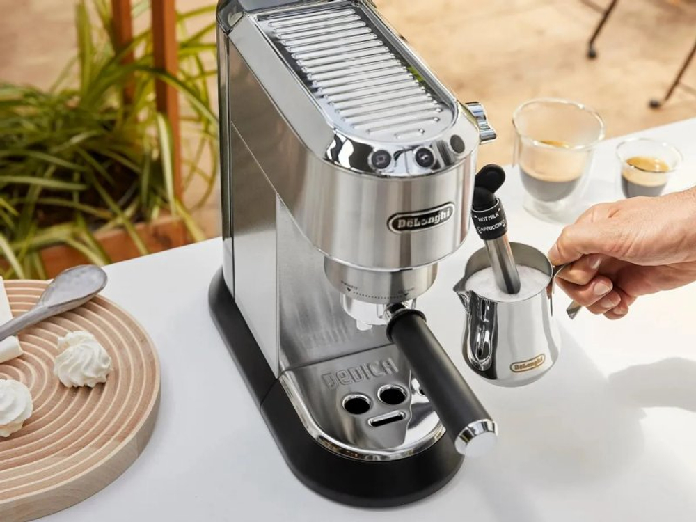 Кофеварка DeLonghi EC685.M серебристый