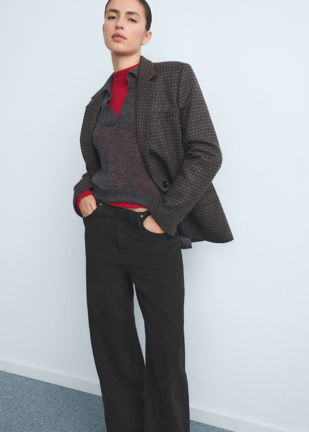 Джинсы с широкими штанинами и средней посадкой