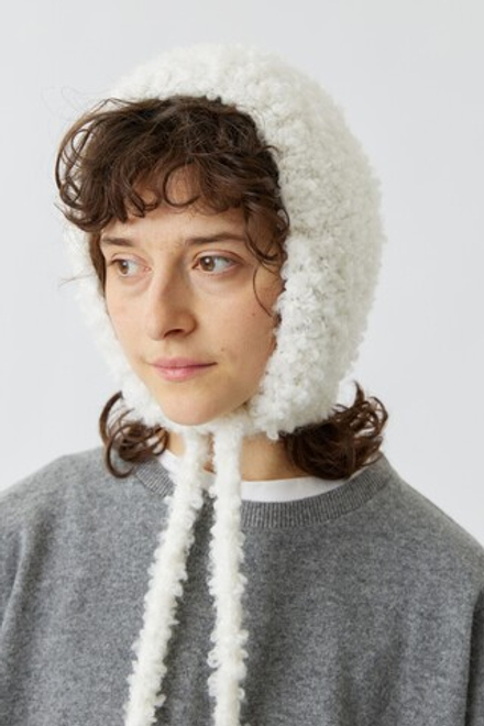 Чепчик из молочной шерсти букле