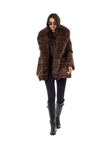 Коричневый пуховик с поясом и мехом песца
