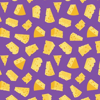 Сырные кусочки на фиолетовом фоне