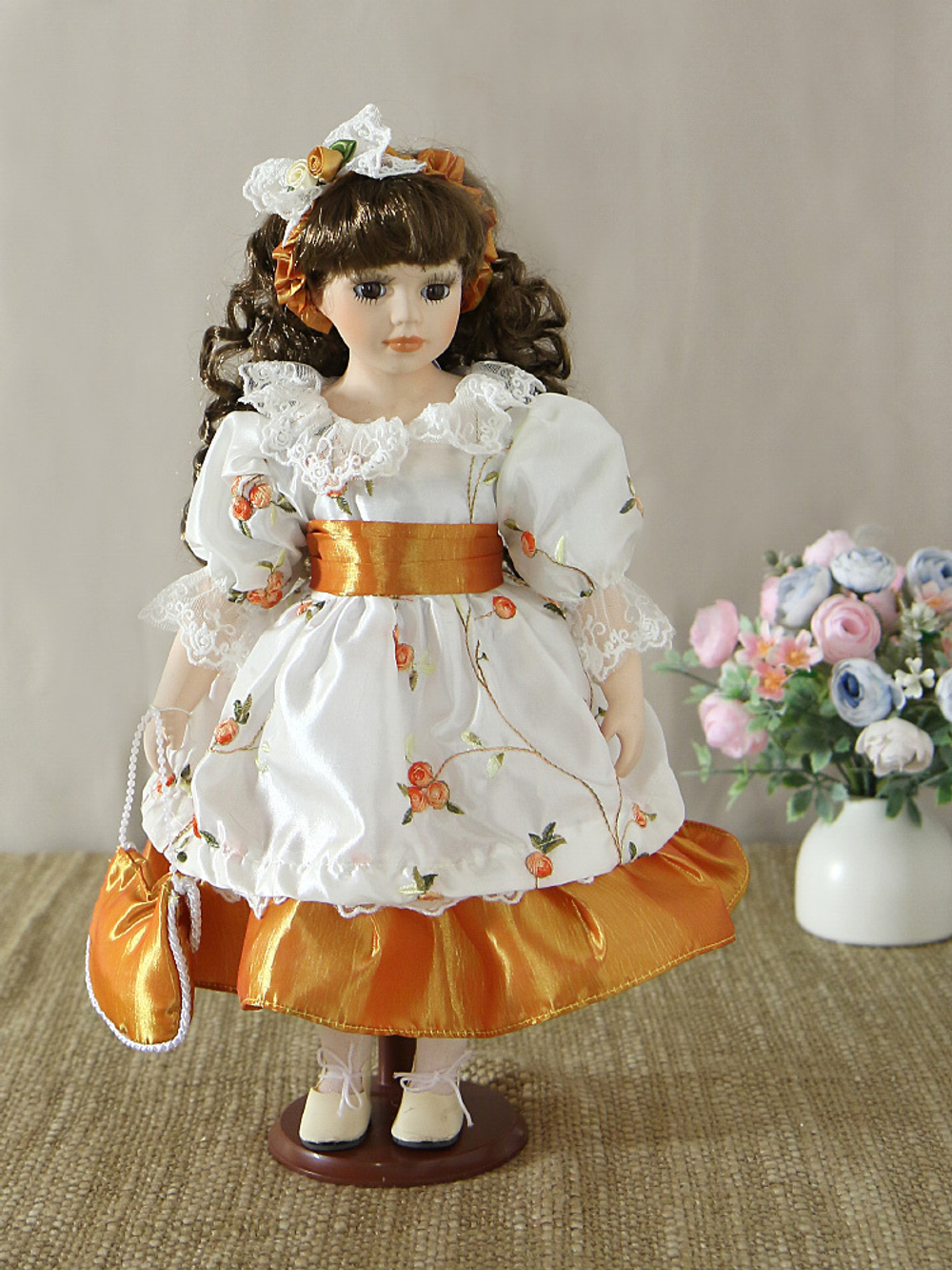 Кукла фарфоровая 16' на подставке