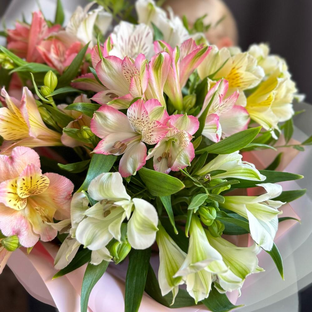 Сборный букет с альстромерией