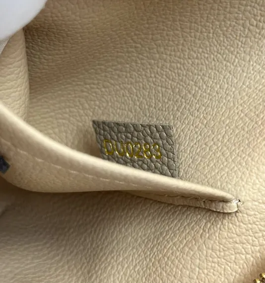 Косметичка Louis Vuitton Cosmetic Pouch Pm кремовый
