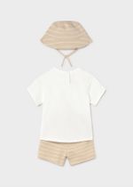 футболка с шортами и панамкой