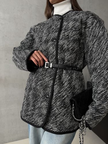 Черная куртка из твида с фигурной стежкой