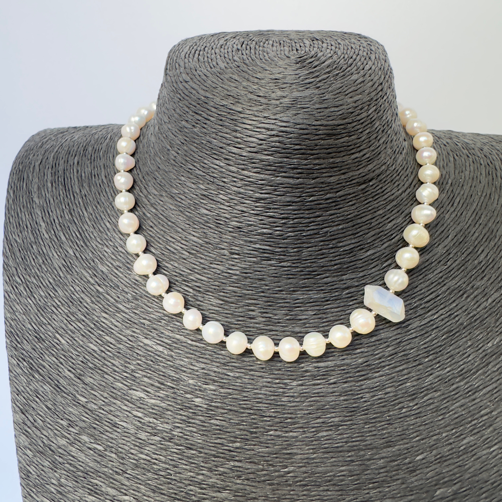 Чокер "Молочный свет"