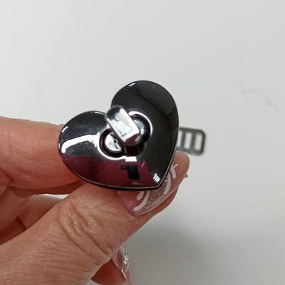 Замок вертушка на винтах 25*30 сердце Черный никель