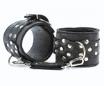 Чёрные кожаные оковы с клепками (Цвет: черный)