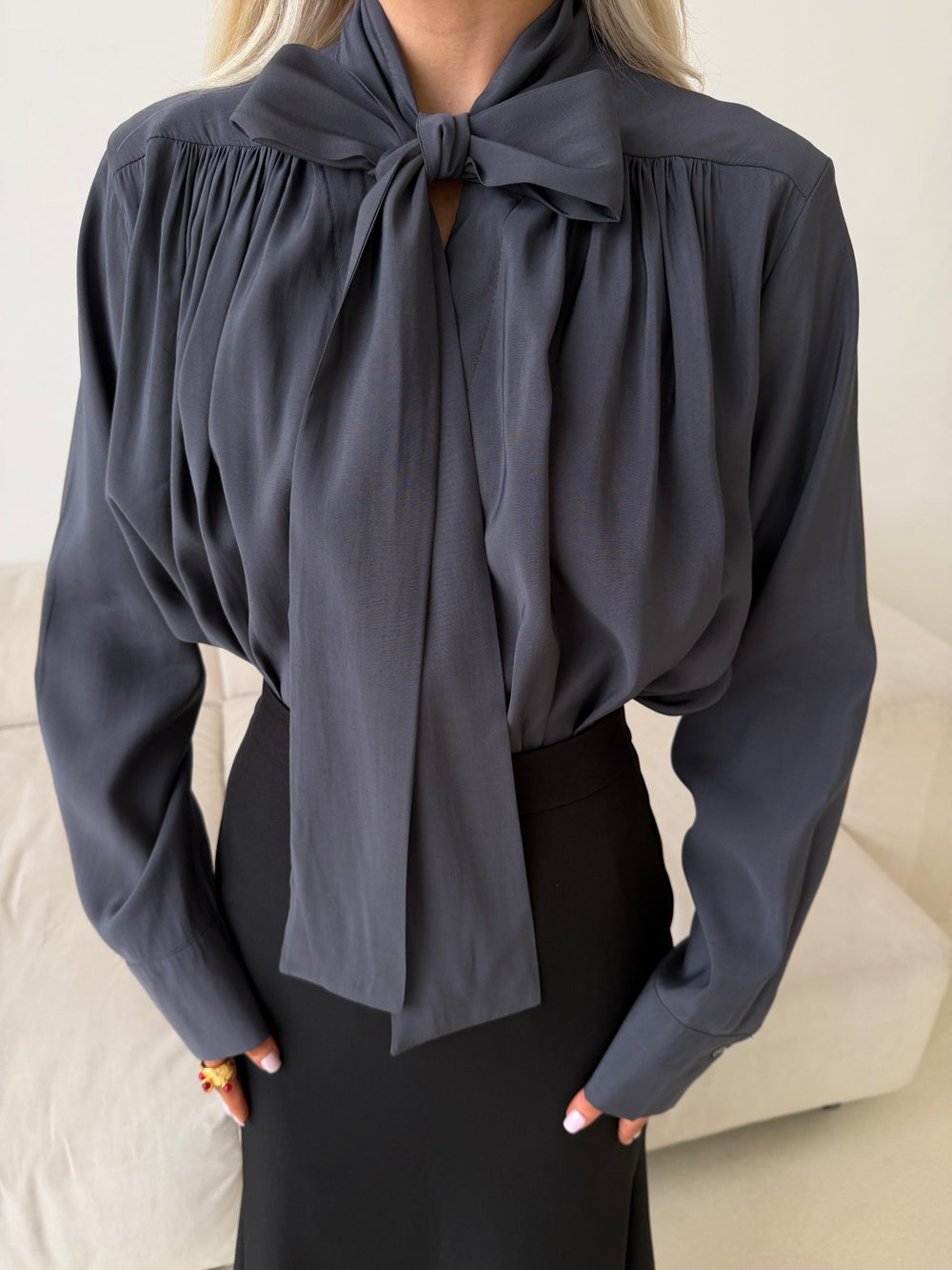 Блуза с бантом серый