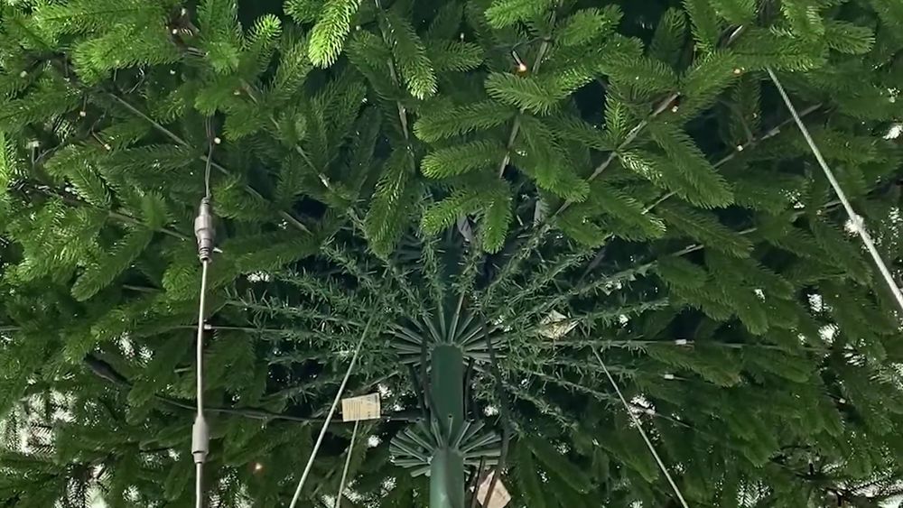 Ствольная елка с гирляндой встроенной «Изящная» (Литая хвоя) от 3 м до 8 м