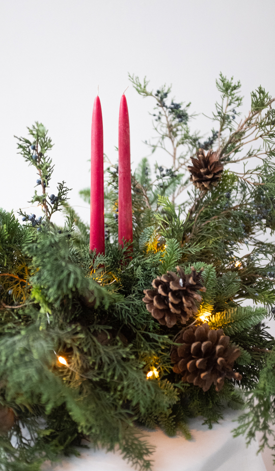 Хвойная интерьерная композиция со свечами