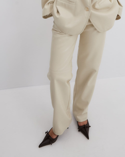 Брюки прямые из искусственной кожи молочный