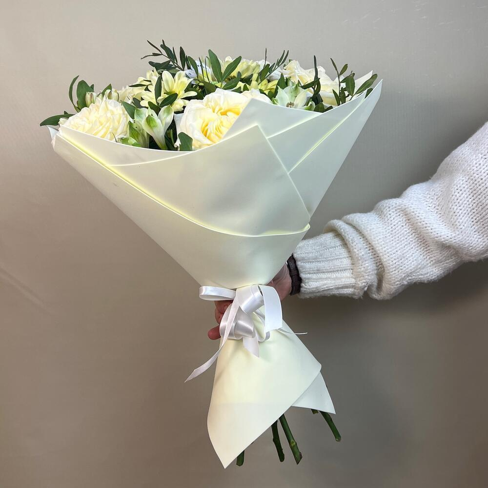 Букет из кремовых чайных пионовидных роз, альстромерий, кустовой хризантемы с декоративной бабочкой
