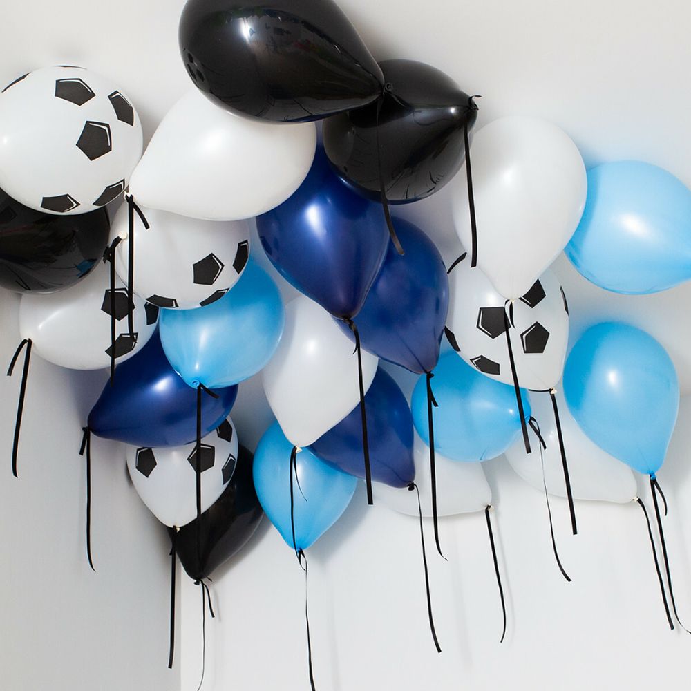 Латексные шарики с гелием под потолок белые, черные и синие в стиле футбола для мальчика