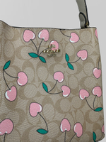 Сумочка 01-11 квадратная с принтом из вишен и ремешком в комплекте