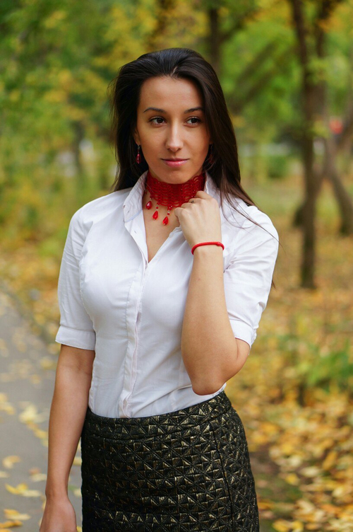 Колье-стойка из бисера "Lady in red"