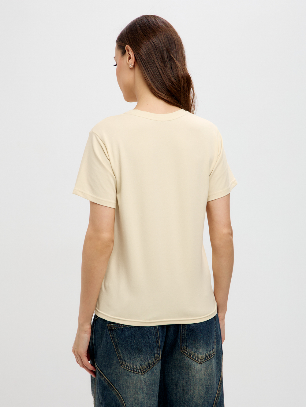 Классическая базовая футболка полуприлегающего силуэта