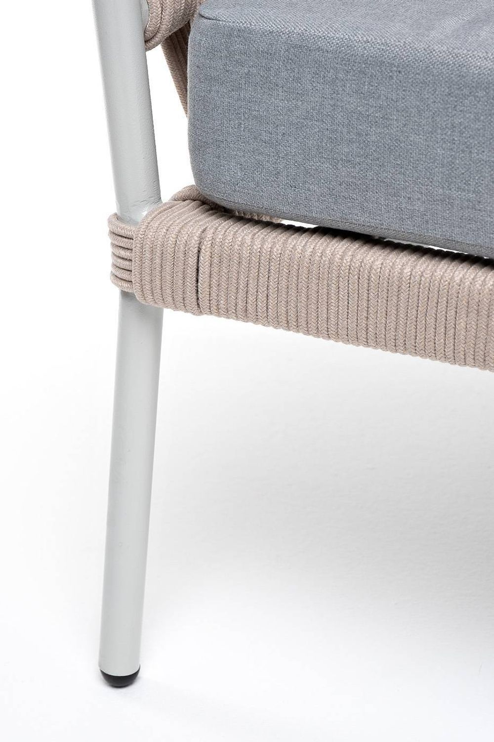 "Диего" кресло плетеное из роупа, каркас алюминий светло-серый (RAL7035) муар, роуп бежевый круглый, ткань светло-серая