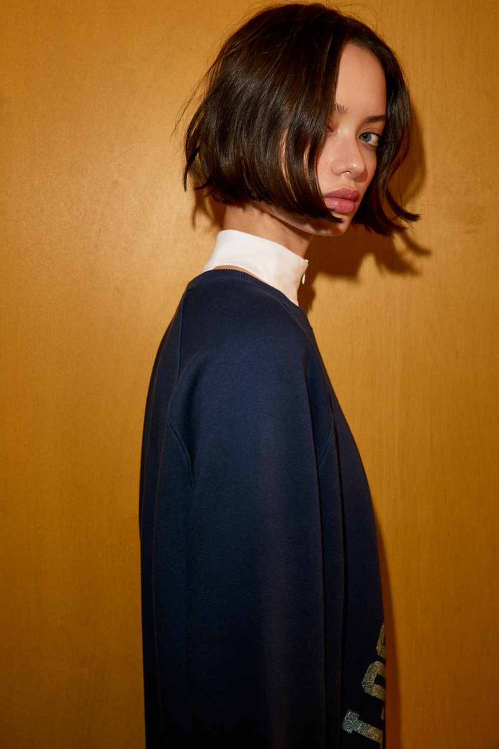 ZARA ТОЛСТОВКА С ТЕКСТОМ ИЗ ФОЛЬГИ, МОРСКОЙ СИНИЙ