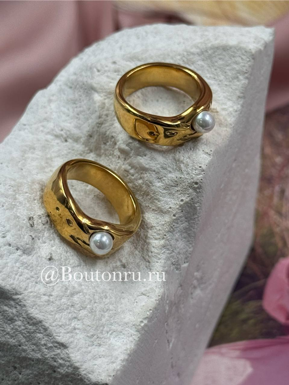 Кольцо золотистое с одной жемчужиной