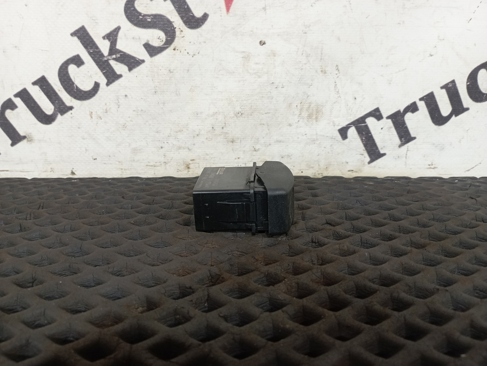 Кнопка люка