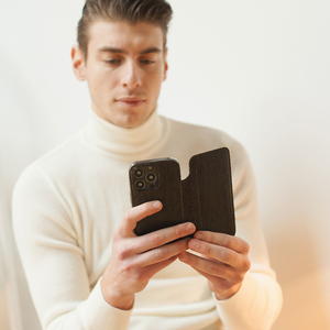 Чехол кожаный Benoit для iPhone 13 Pro темно-коричневого цвета