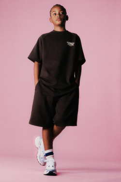 ZARA КОМПЛЕКТ ИЗ ФУТБОЛКИ И ШОРТОВ-БЕРМУДОВ ИЗ ТКАНИ ИНТЕРЛОК С НАДПИСЬЮ, ШОКОЛАДНЫЙ