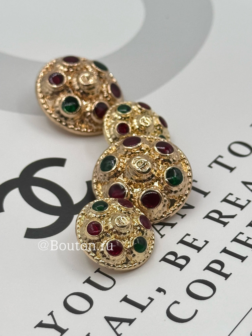 Пуговицы Шан. золотистые с красно-зелеными деталями