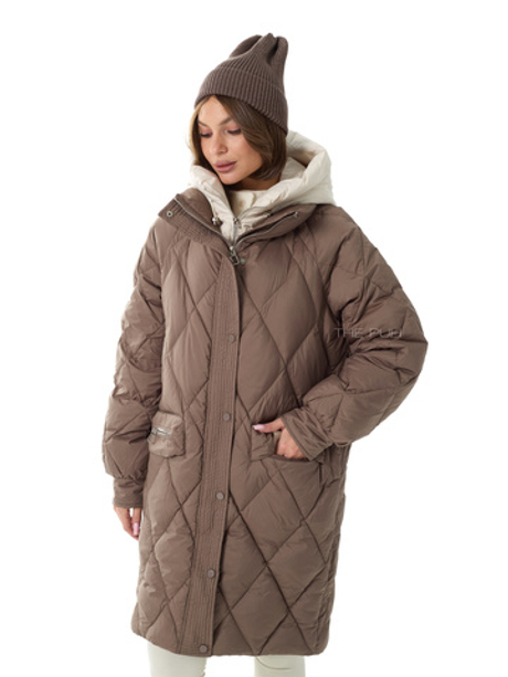 Удлиненный пуховик с контрастным капюшоном в цвете капучино