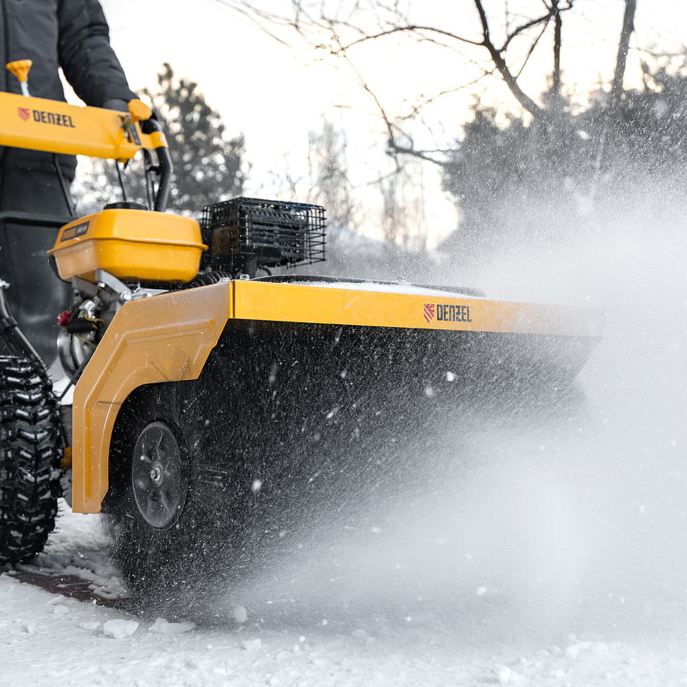Гибридная снегоуборочная машина с функц. подметания SWB-600, 212 сс, руч. старт, 2 насадки Denzel