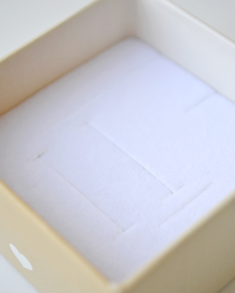 Квадратный футляр «Лебеди» под помолвочное кольцо.