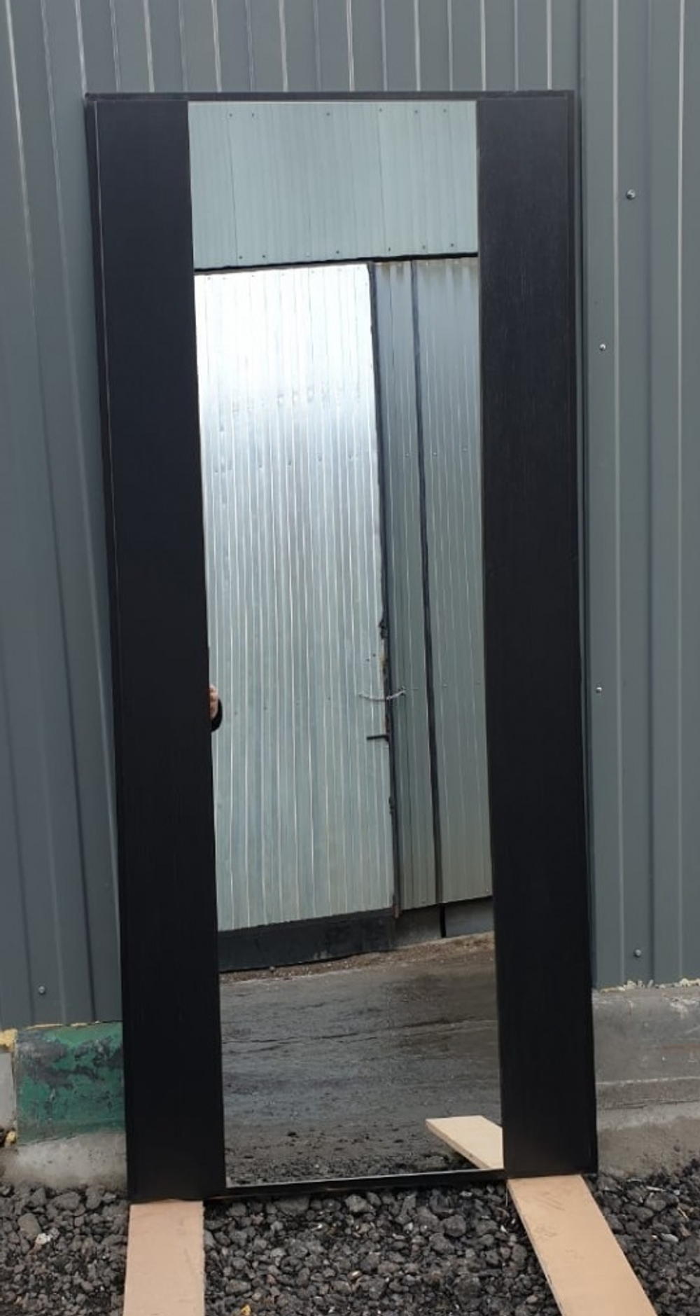 Входная металлическая дверь с зеркалом Лабиринт Piano (Пиано) зеркало Макси Венге (черная фурнитура)