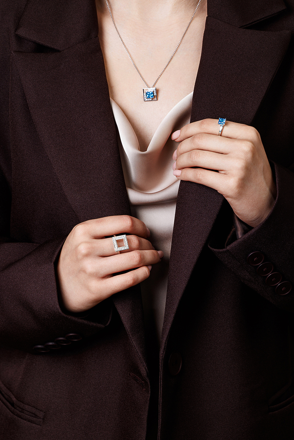 Кольцо из серебра с центральной вставкой из выращенной синей шпинели