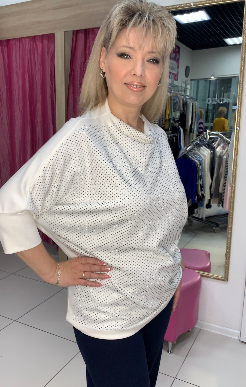 Белый нарядный джемпер со стразовым принтом