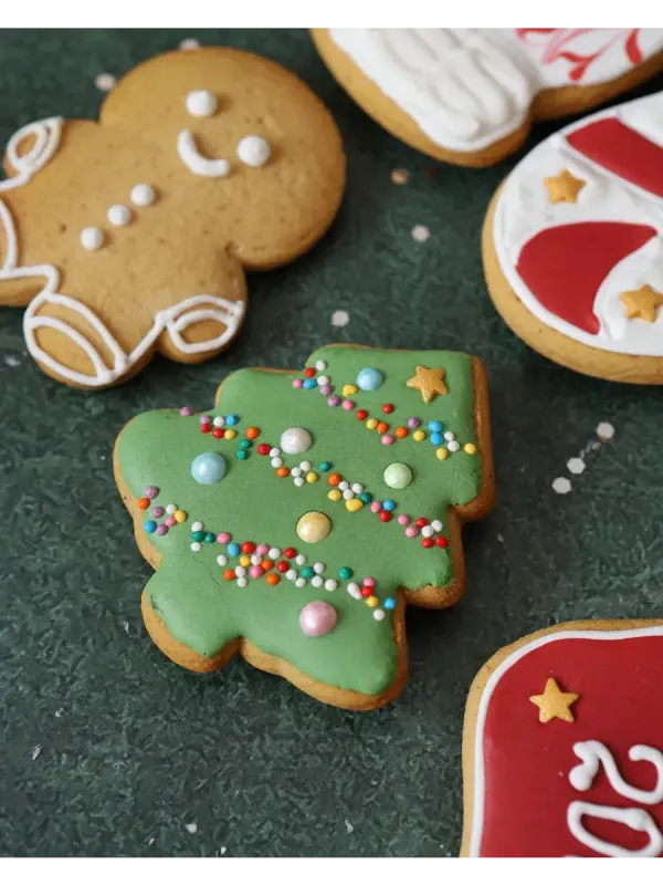 Новогодний набор пряников и орехов