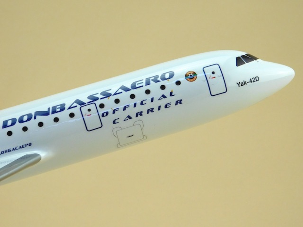 Модель самолета Як-42 (М1:100 DonbassAero)