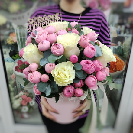 Композиция с кустовыми пионовидными розами "Силва Пинк"