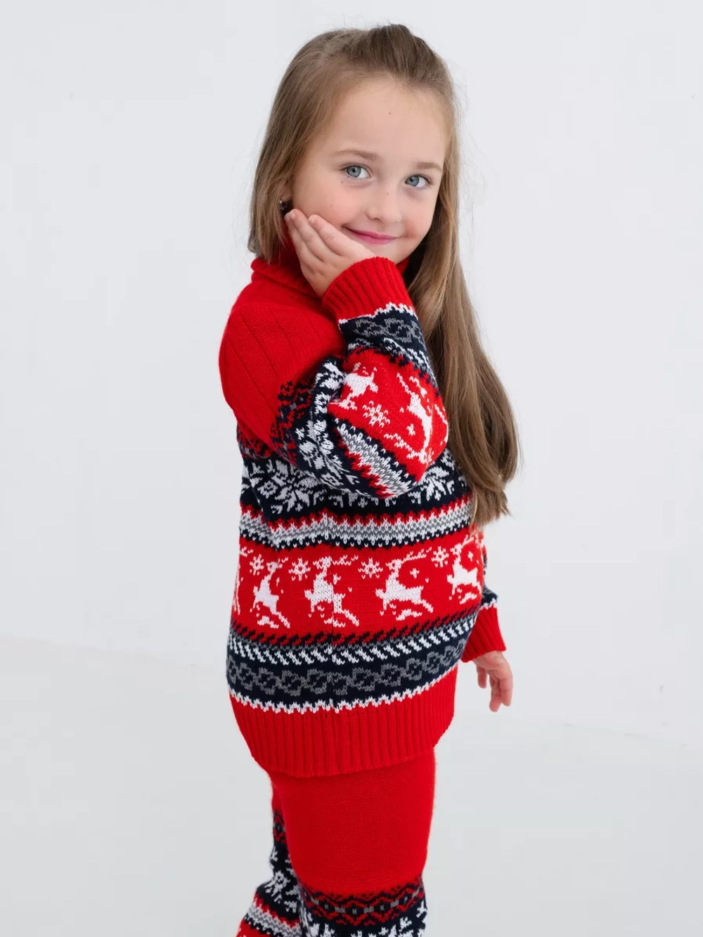 Свитер вязаный с оленями новогодний