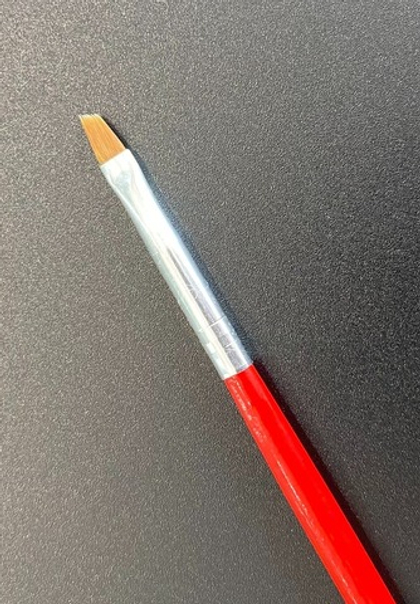 Кисть скошенная с красно- черной ручкой