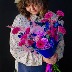 29. Неоновый авторский букет с гермини и орхидеей