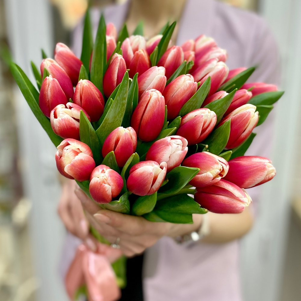 Букет из красно-белых тюльпанов “Lornah"