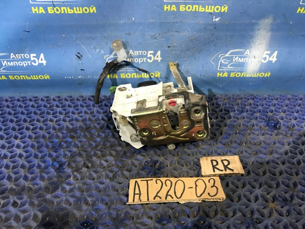 Замок двери задней правой TOYOTA AVENSIS 1999